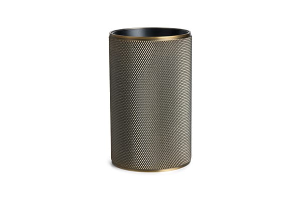 Zoomet helt ind på den elegante designet Cylinder i Burnished Messing Grib