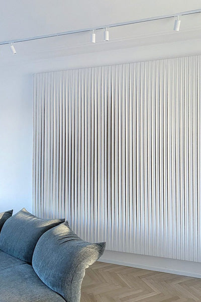 Fin stue med blå sofa og Antidarks Tube Kit 2m + 4 Spots i loftet