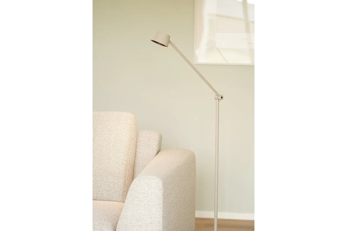 Direction F1 matgrå LED gulvlampe i stuen