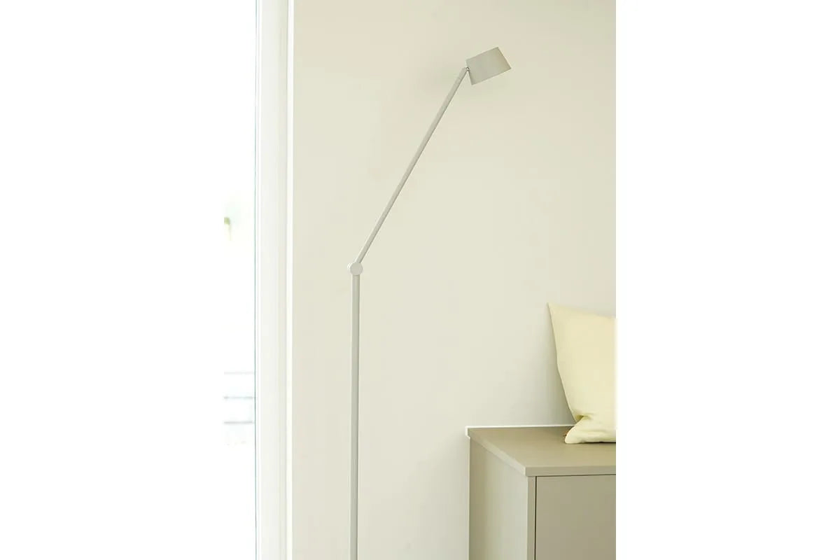 Direction F1 matgrå LED gulvlampe ved reol i stuen