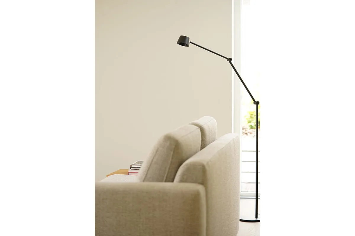 Direction F2 sort LED gulvlampe i stuen