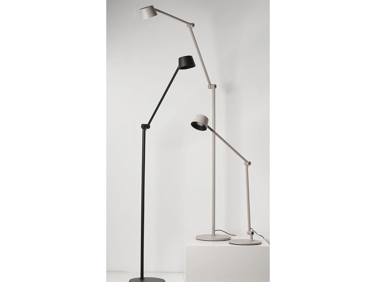 Direction F2 sort LED gulvlampe blandt andet