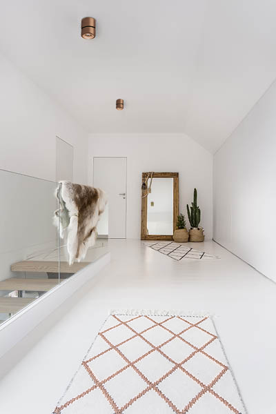 Loftareal med minimalistisk indretning og Rose Gold EASY W100 spotlamper fra Antidark