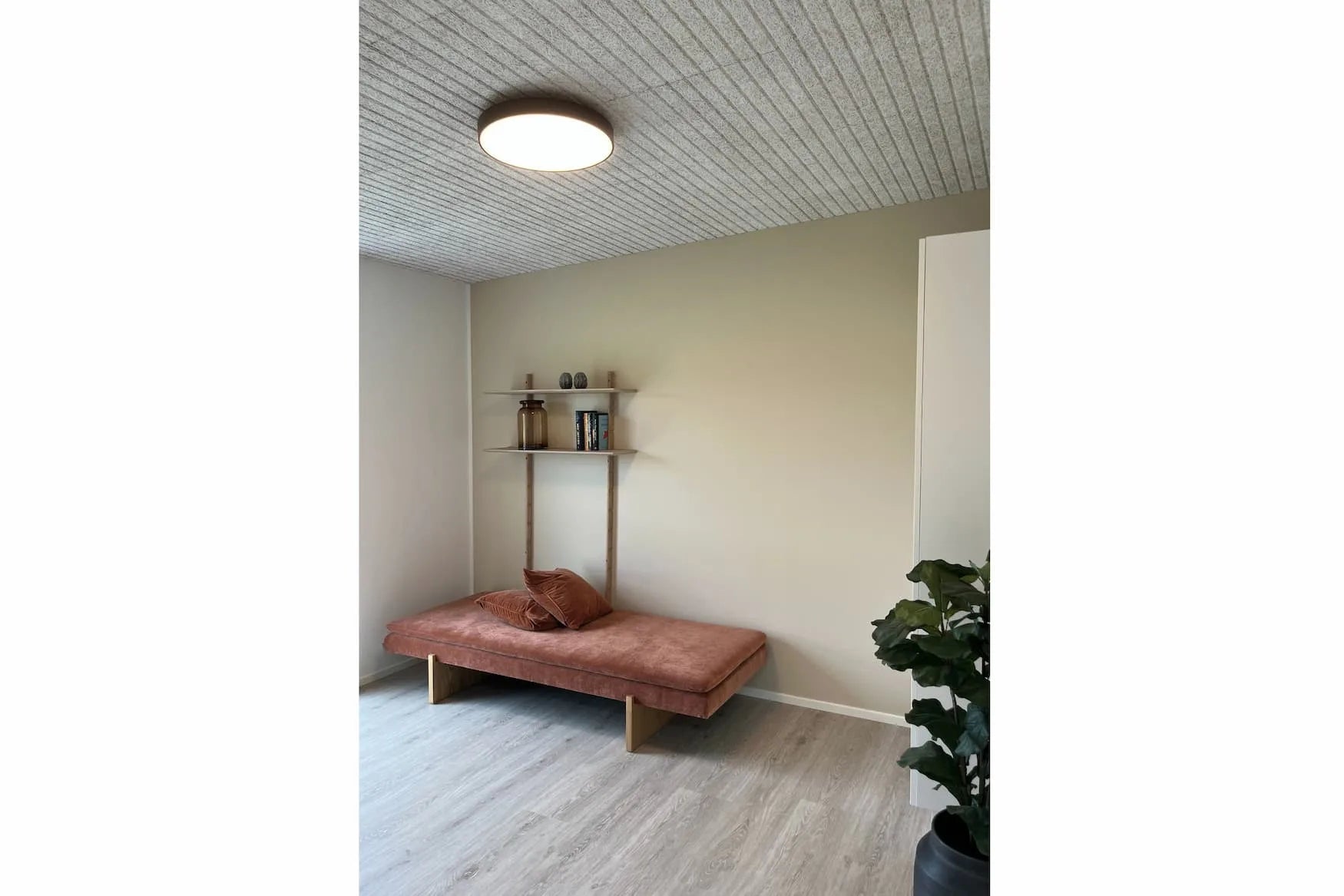 Den elegante og unikke designet Luna C450 Plafond LED DALI 3000K i Sort hængt op på værelset for dens varme belysning