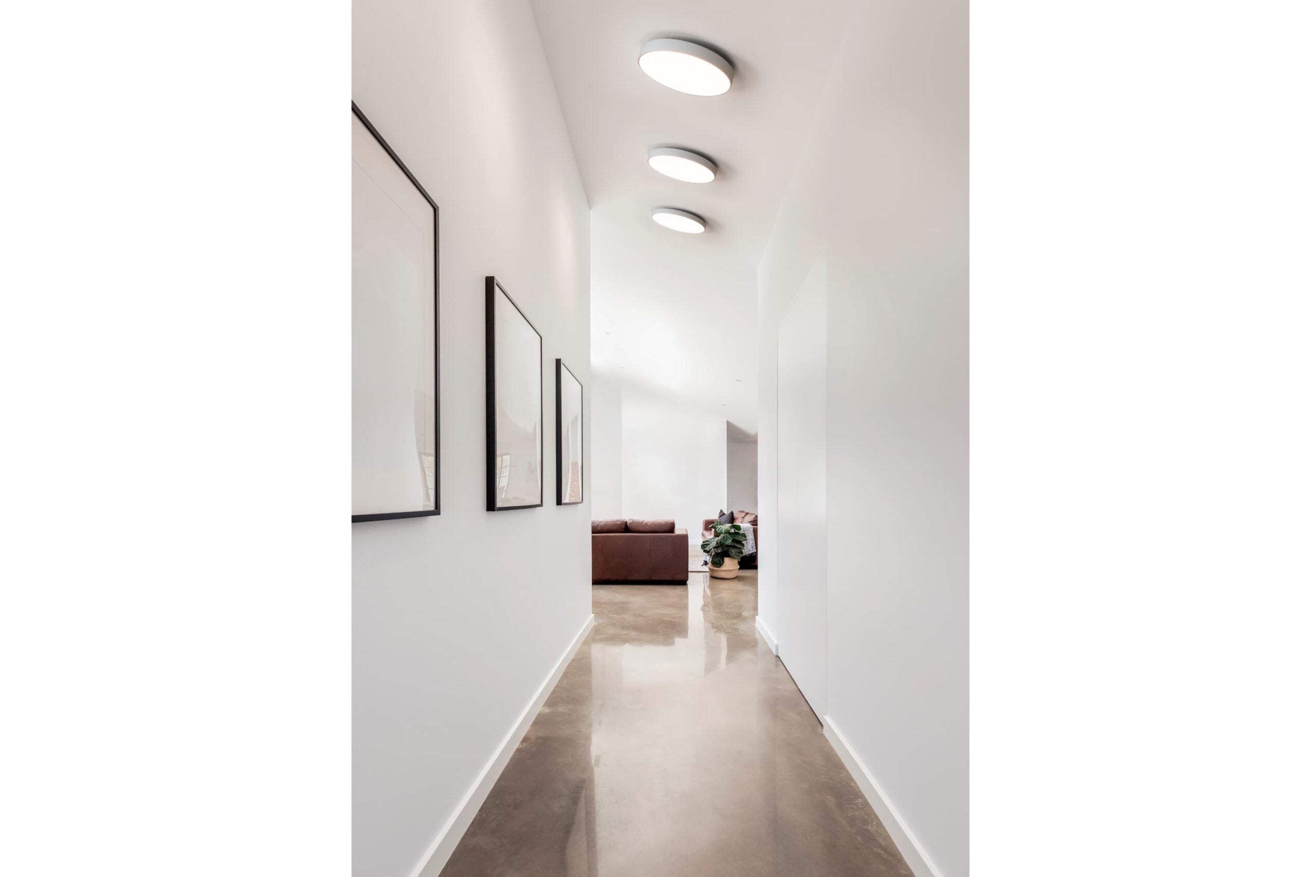 Den æstetiske Luna C450 Plafond LED DALI 3000K i Hvid hængt op i gangen for dens behagelige belysning og elegante design
