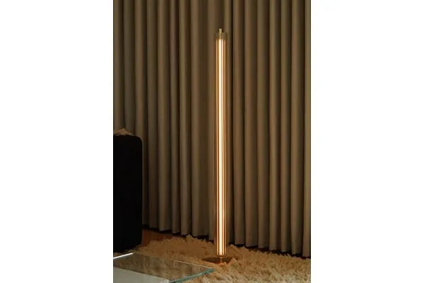 Antidark Lirra Dark Coffee LED gulvlampe i brug