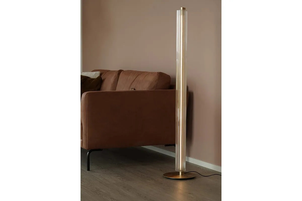 Antidark Lirra Brass LED gulvlampe alternativ i stue
