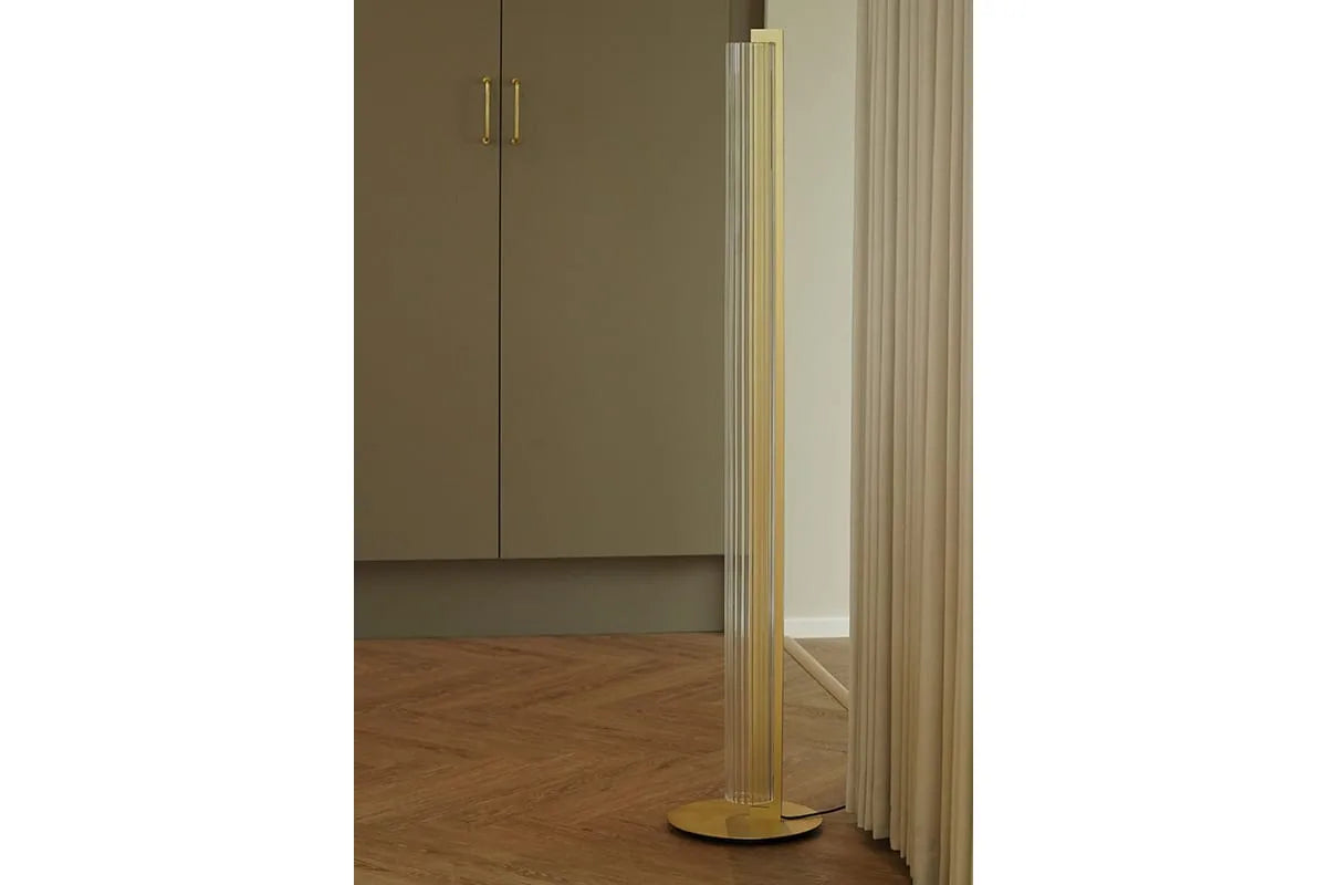 Antidark Lirra Brass LED gulvlampe på gulv