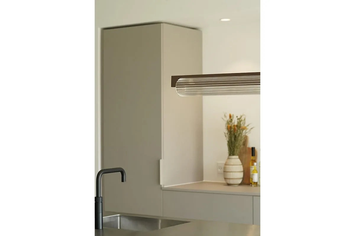 Antidark Lirra Brass LED pendel detaljer over vask