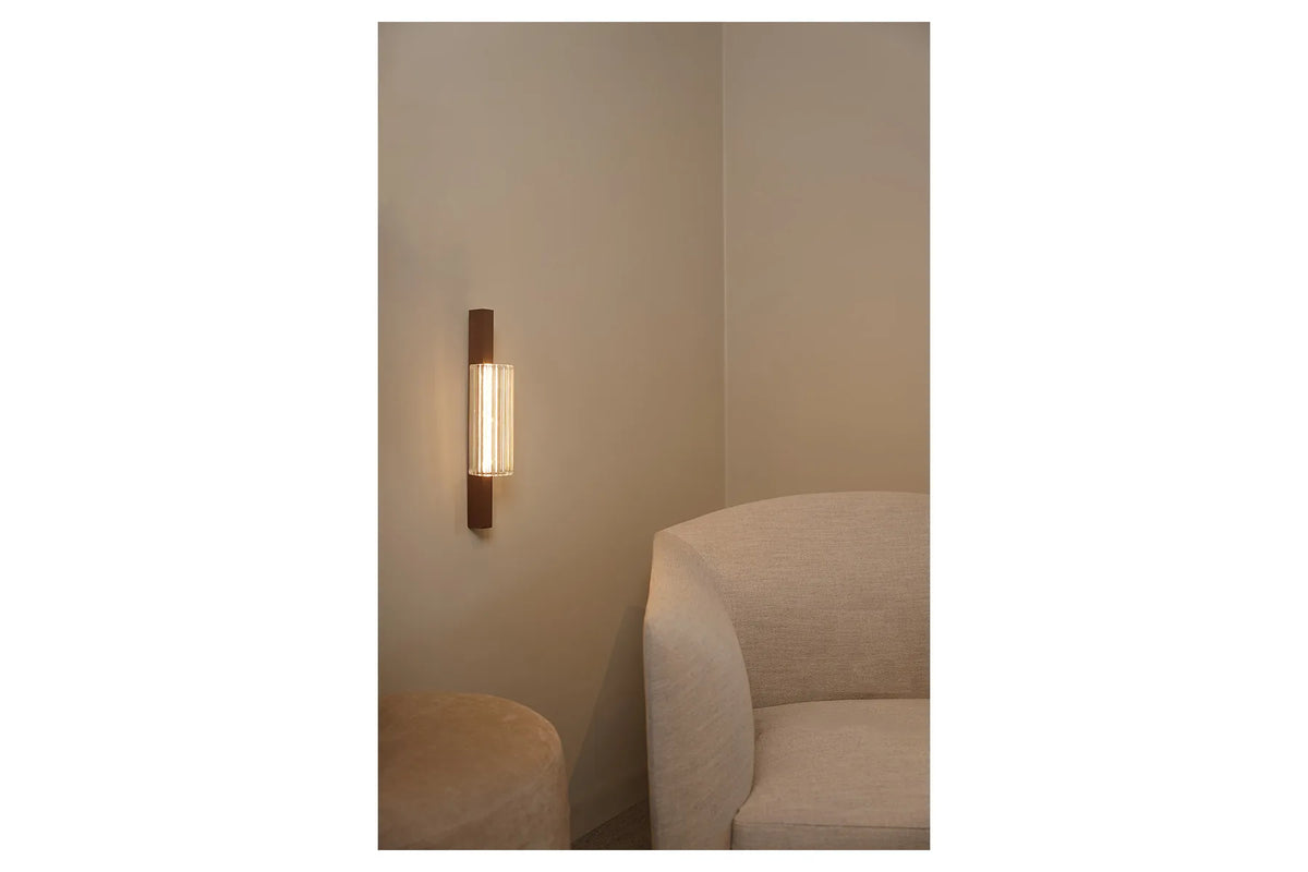 Antidark Lirra 40 Brass LED væglampe på væg