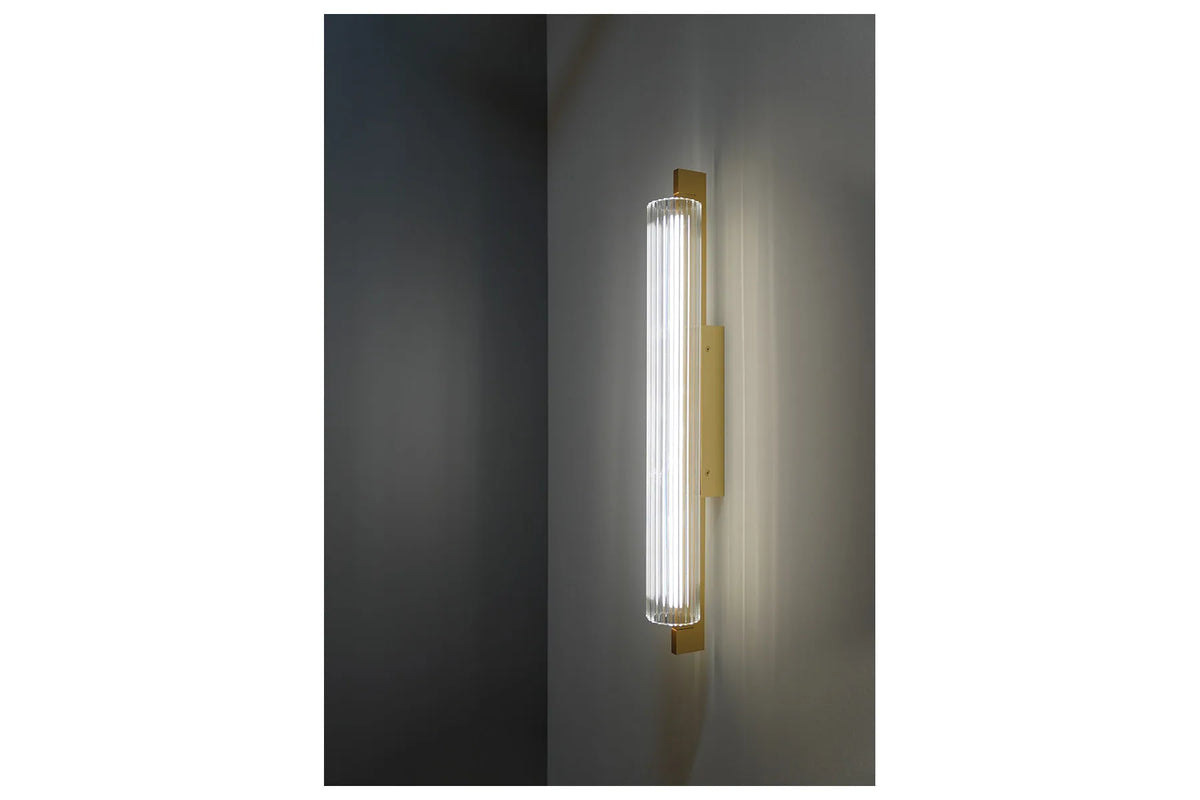 Antidark Lirra 70 Brass LED væglampe på væg