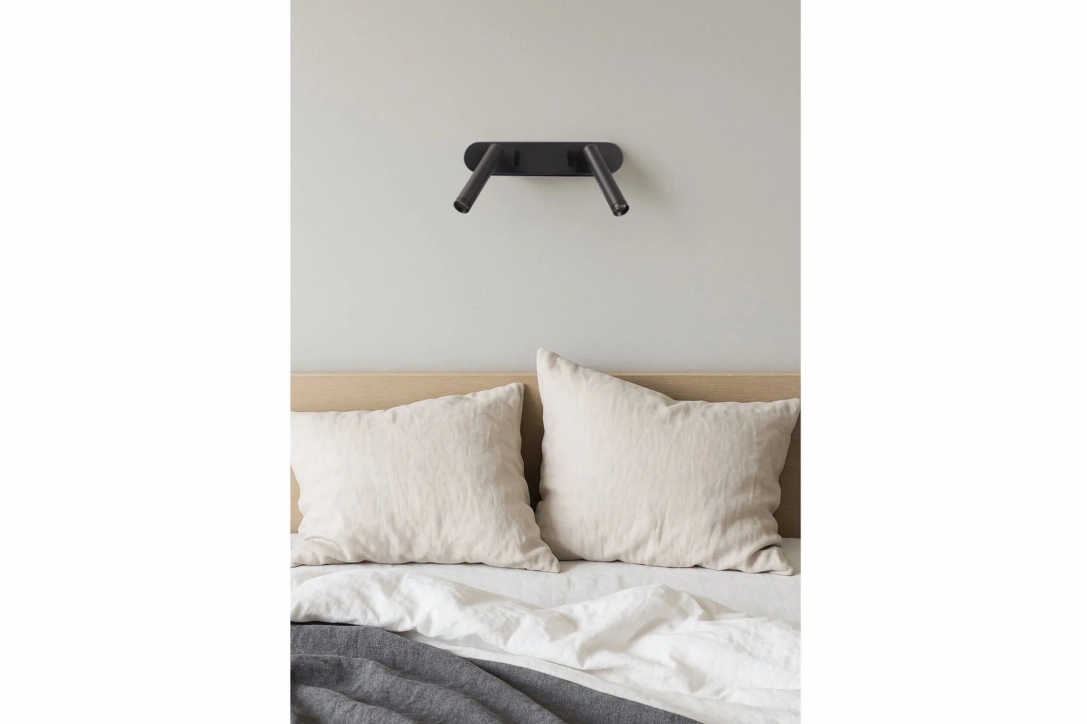 Point sort 2xLED væglampe over sengen