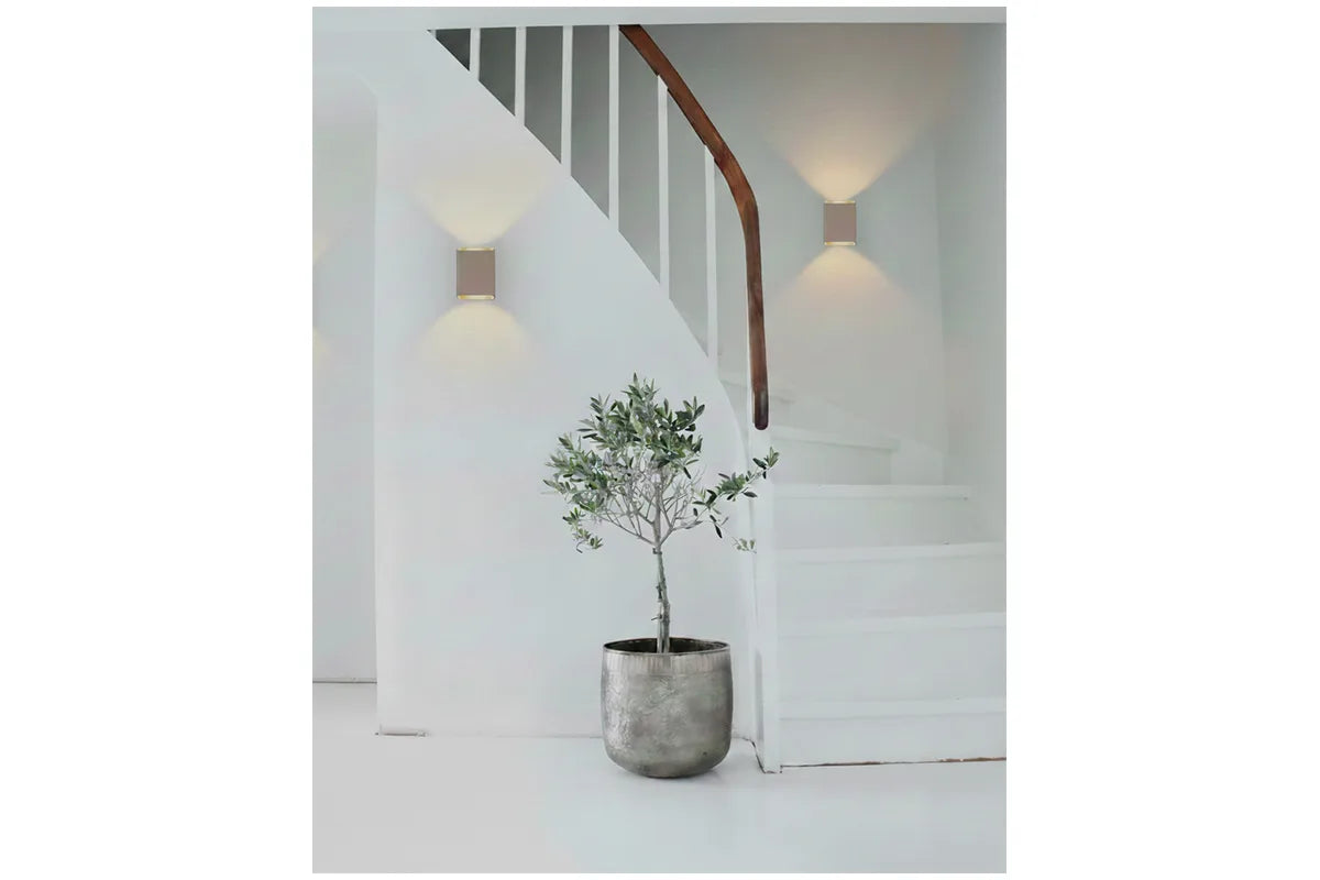 Den æstetiske Shell Væglampe Up/Down LED hængt op i gangen for dens behagelige belysning