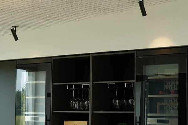 Den æstetiske Tube Slim Built-In Spot LED 2700K i Sort hængt op i stuen for dens behagelige belysning