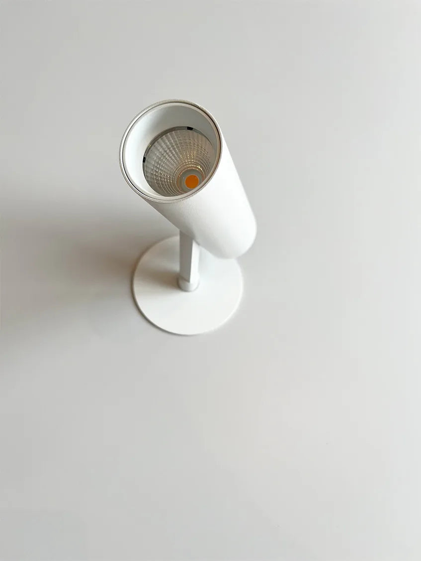 Den elegante designet Tube Slim Built-In Spot LED 2700K i Hvid hængt op på væggen