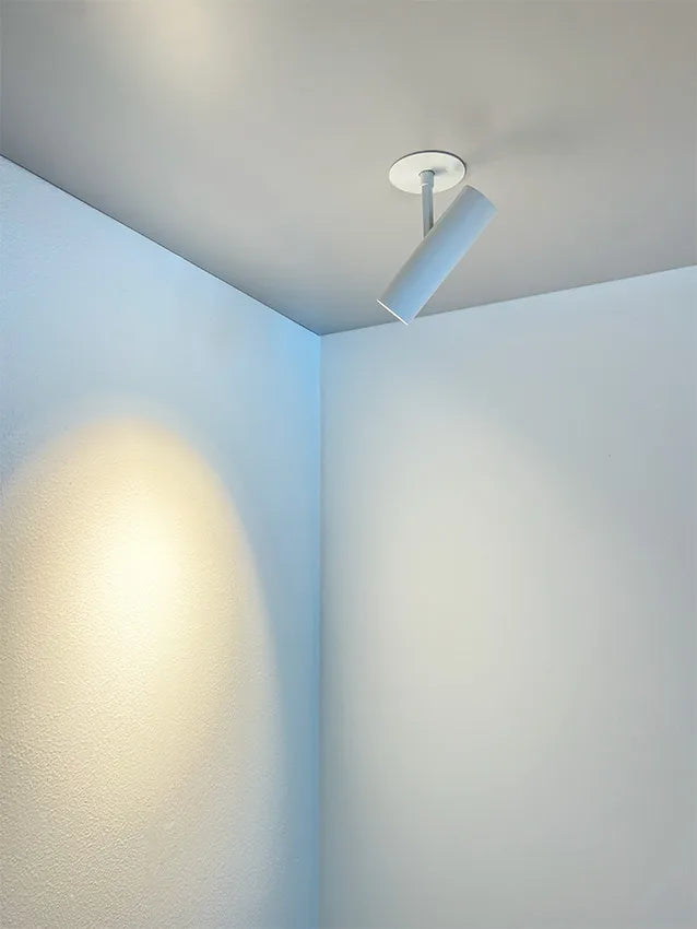 Den æstetiske Tube Slim Built-In Spot LED 2700K i Hvid hængt op i hjørnet af stuen for dens behagelige belysning