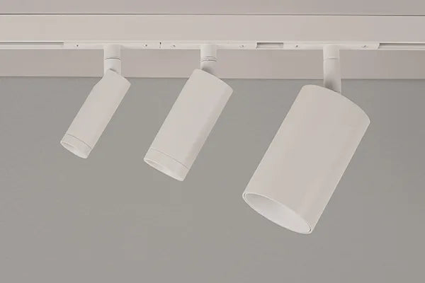 Den æstetiske Designline Slim Micro Spot LED i Hvid hængt op i stuen for dens behagelige belysning