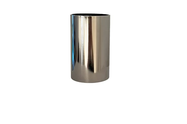 Den elegante Cylinder i Krom placeret foran en hvid væg for en flot kontrast