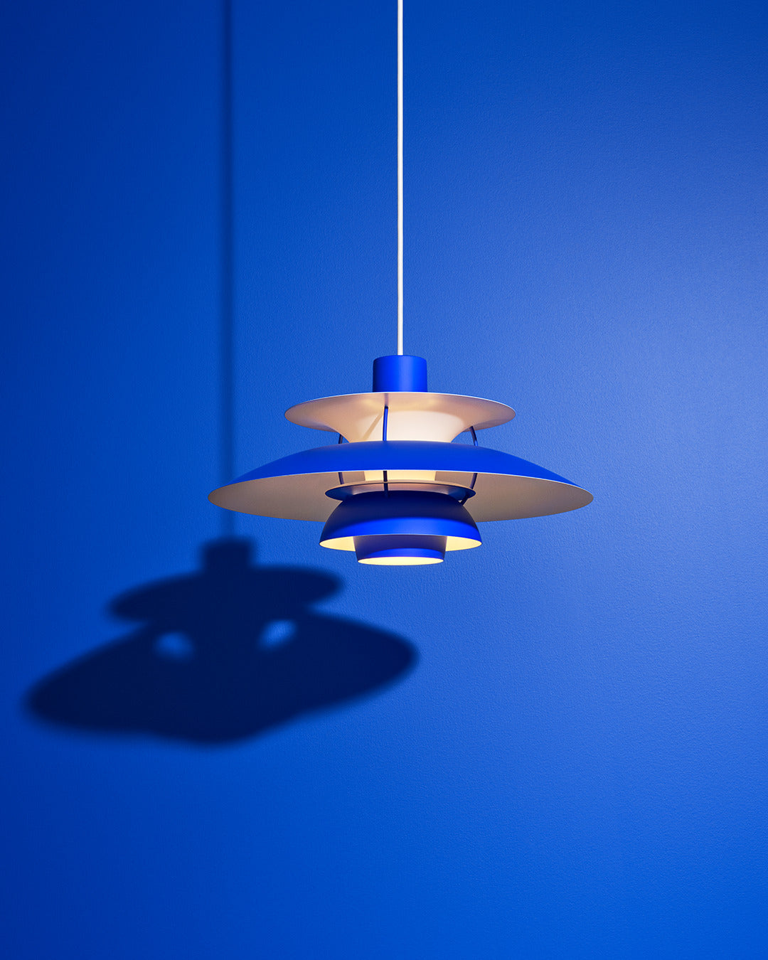 PH lampe i blå ved en blå væg