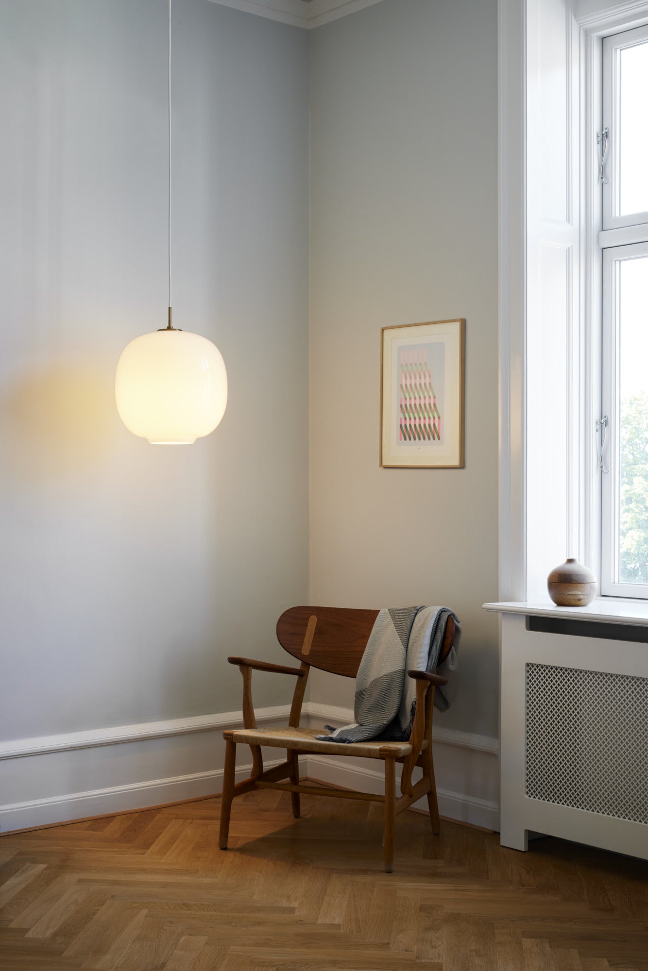 Stor Radiohus pendel lampe i et hjørne i en stur