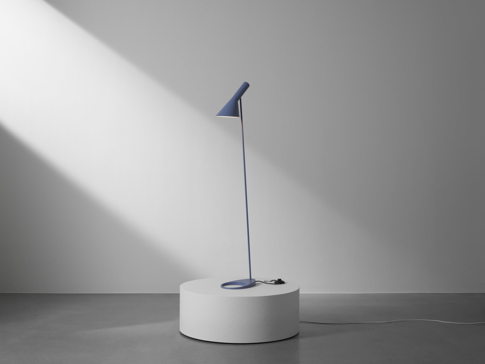 AJ Gulv Dusty Blue gulvlampe på piedestal