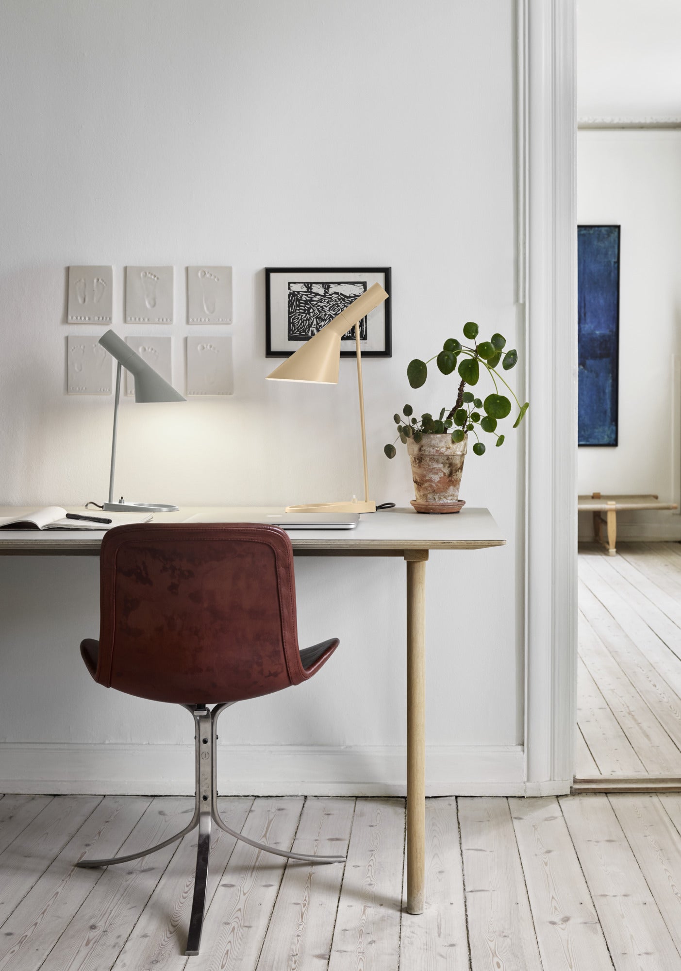 Louis Poulsen AJ Bordlampe Warm Grey og ven på bord