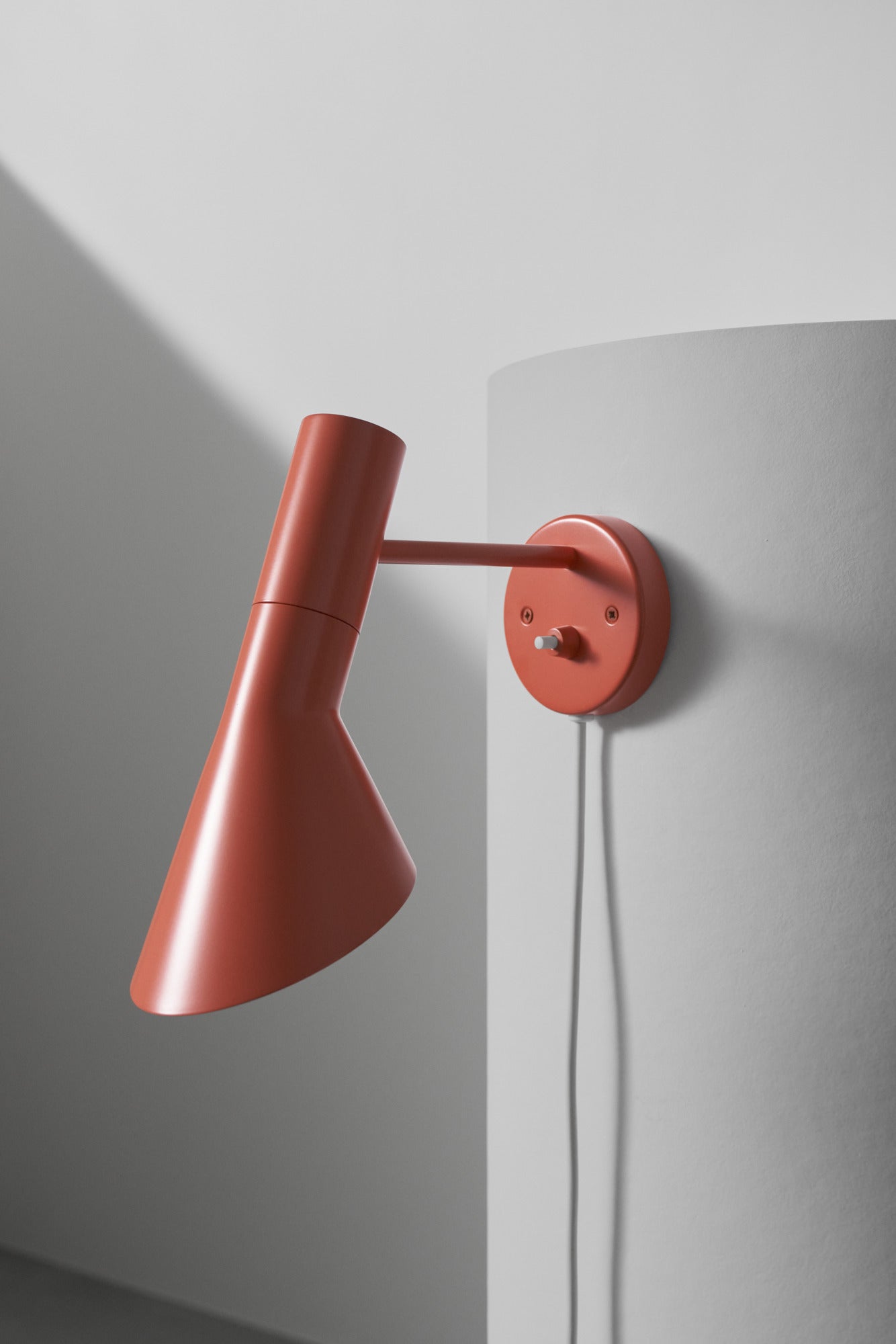 AJ Væg Electric Orange installeret på væggen