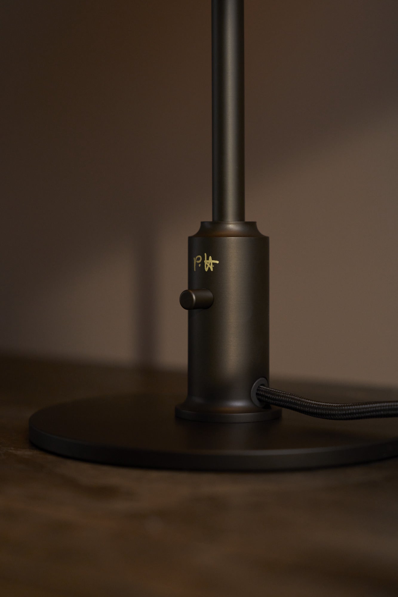 VL Ring Crown Ø150 E14 bordlampe messing/opal detalje på afbryder og initialer