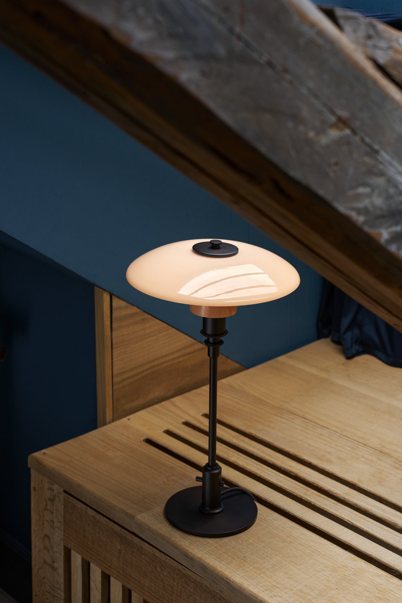 VL Ring Crown Ø150 E14 bordlampe messing/opal set ovenfra på trækiste
