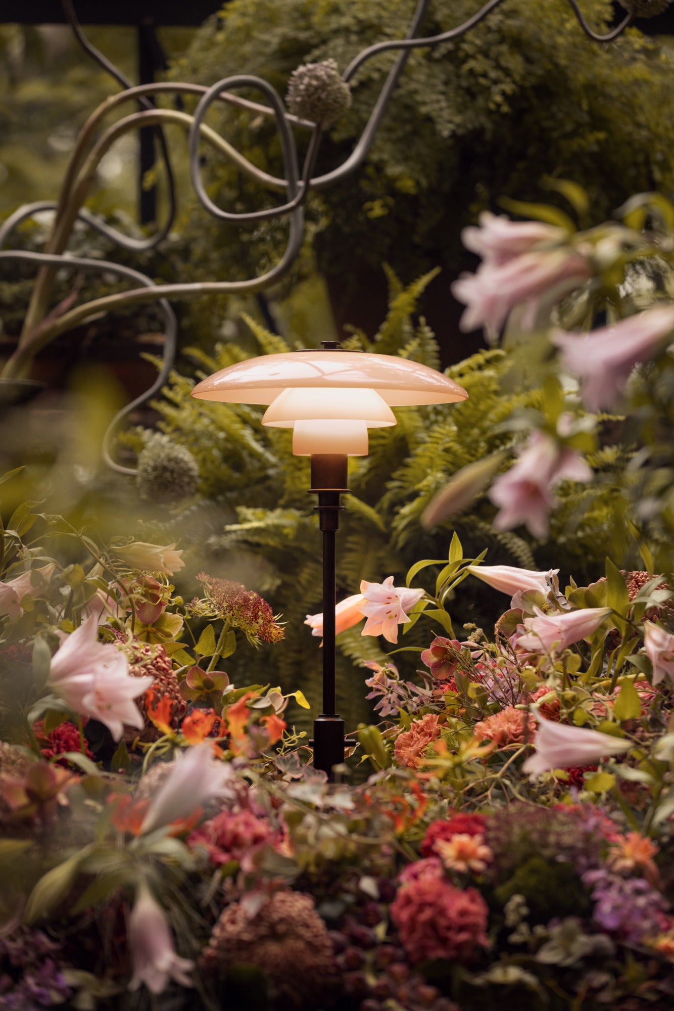 VL Ring Crown Ø150 E14 bordlampe messing/opal i det overnaturlige alferige