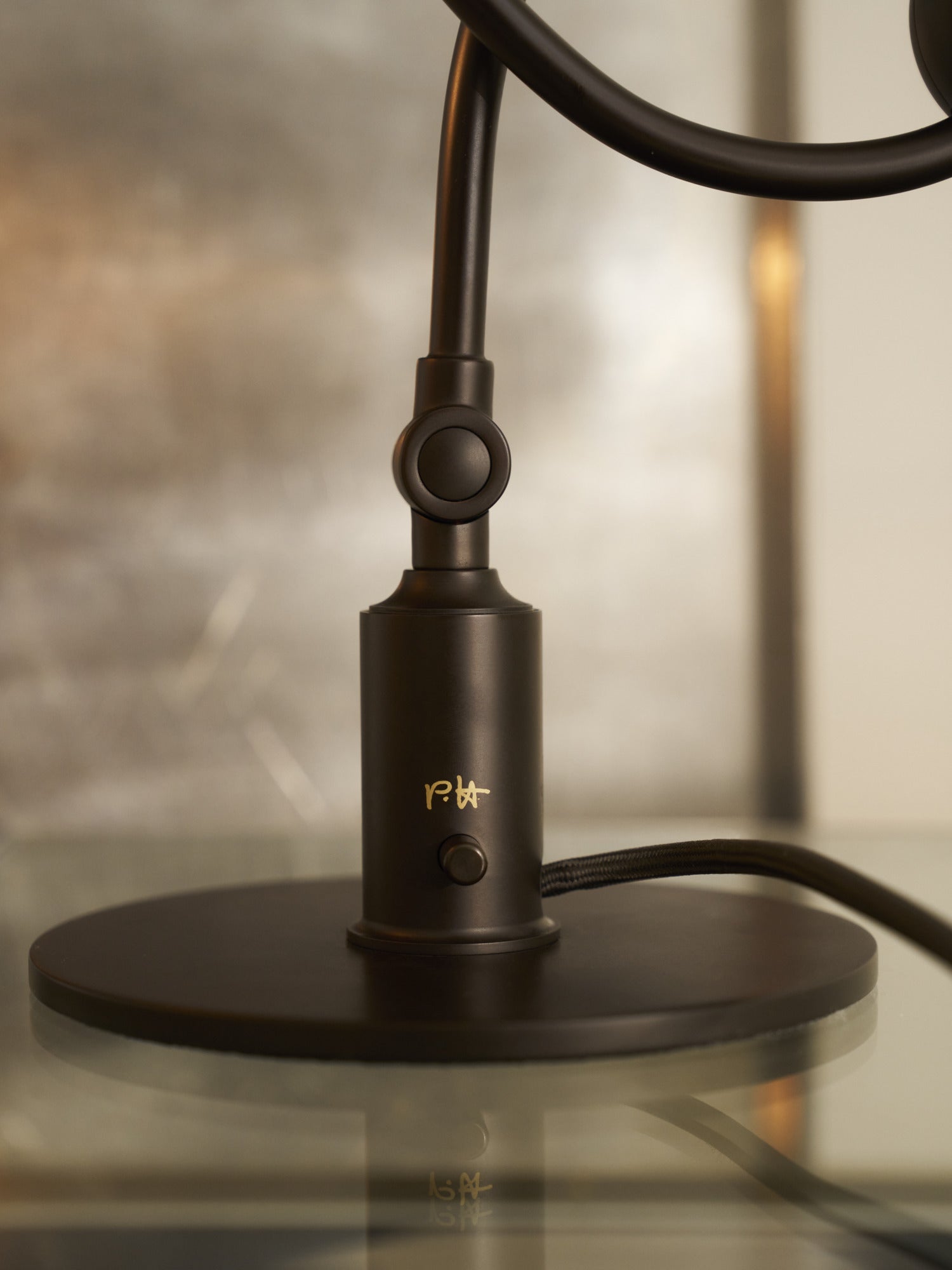 PH 1/1 Piano Dusty Terracotta bordlampe detaljer på base