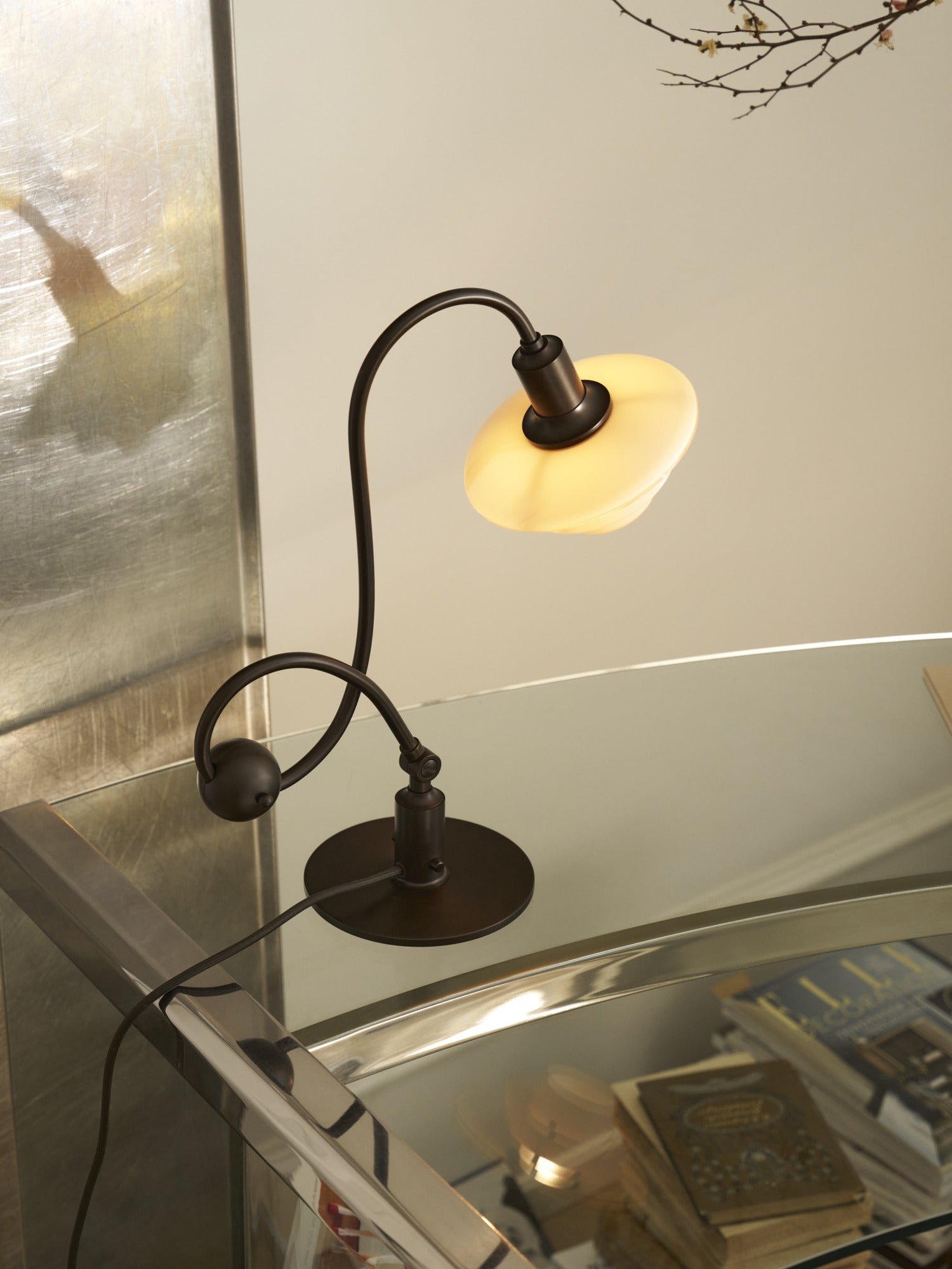 PH 1/1 Piano Dusty Terracotta bordlampe alternativ vinkel på kontorbord