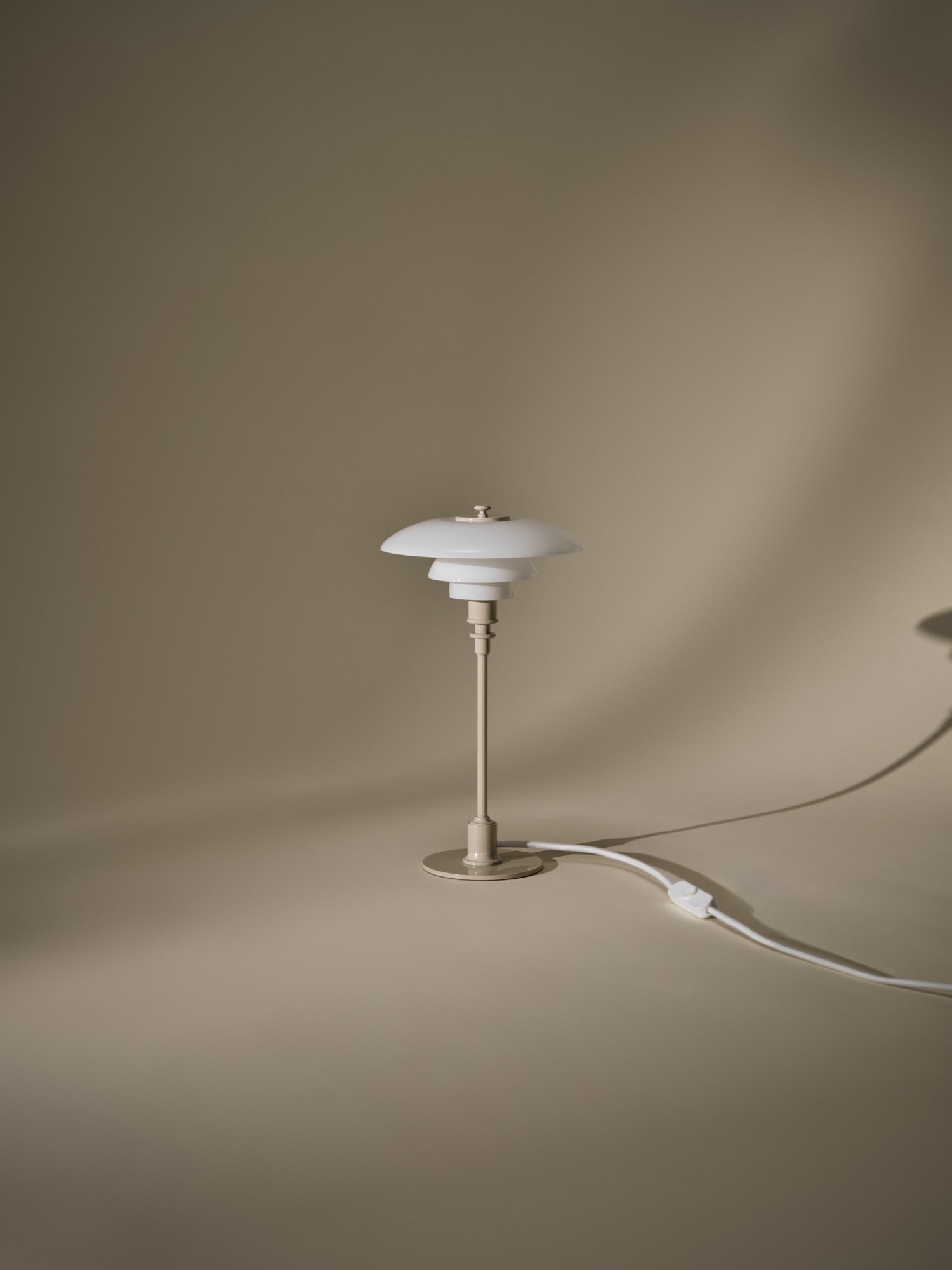 PH 2/1 Glossy Beige bordlampe med hvid ledning