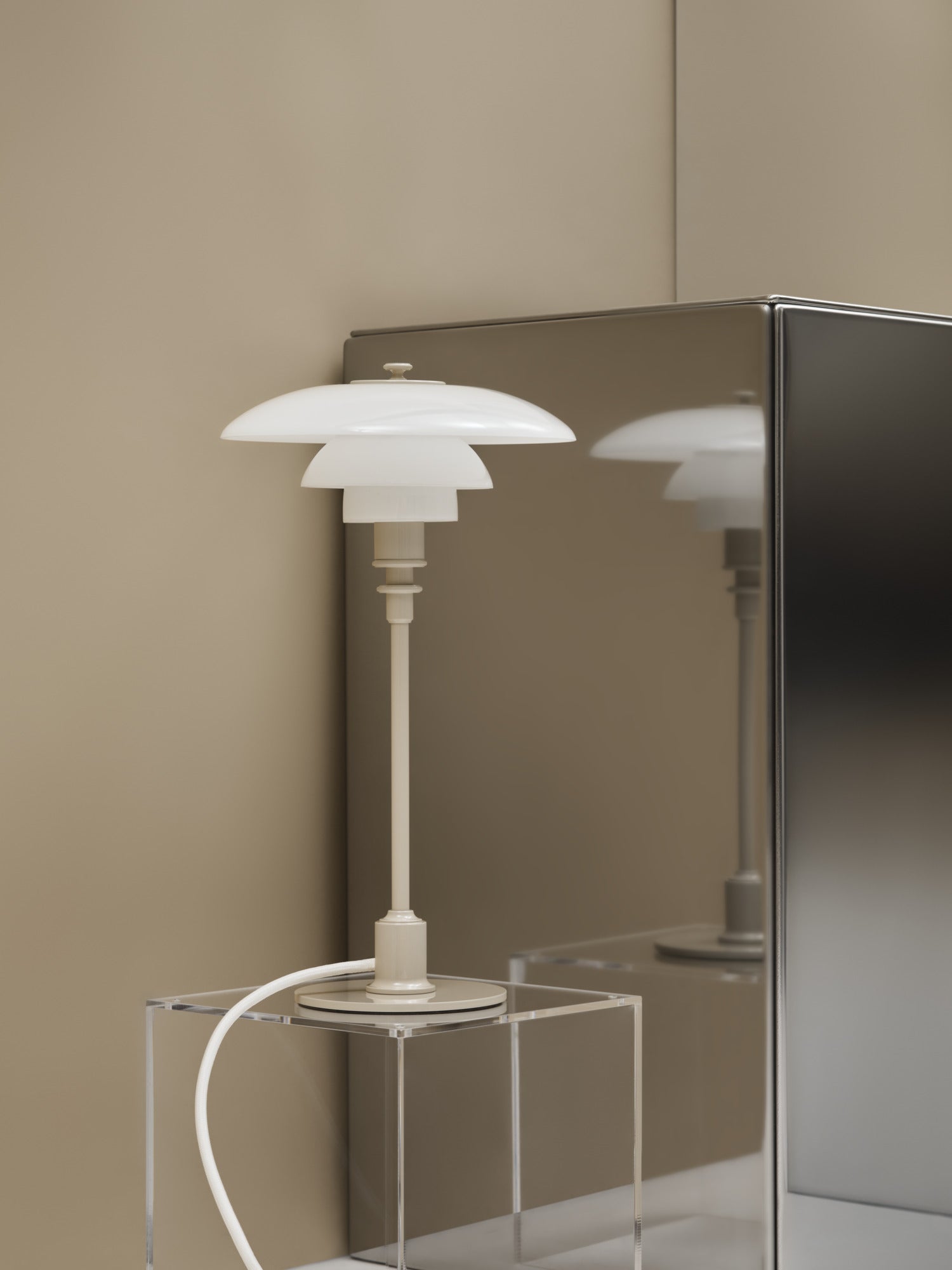 PH 3/2 Beige bordlampe i udstillingsregi