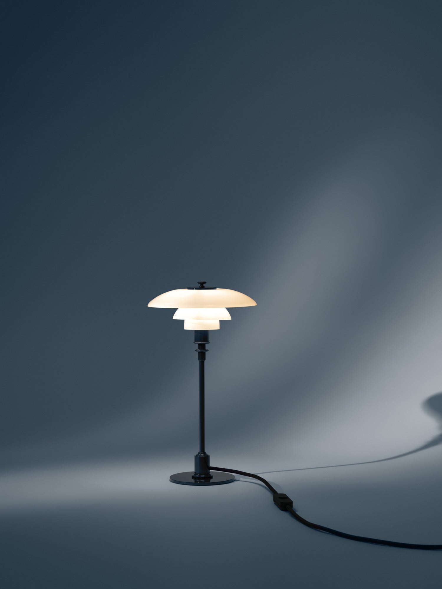 PH 2/1 Glossy Deep Blue bordlampe med sort ledning