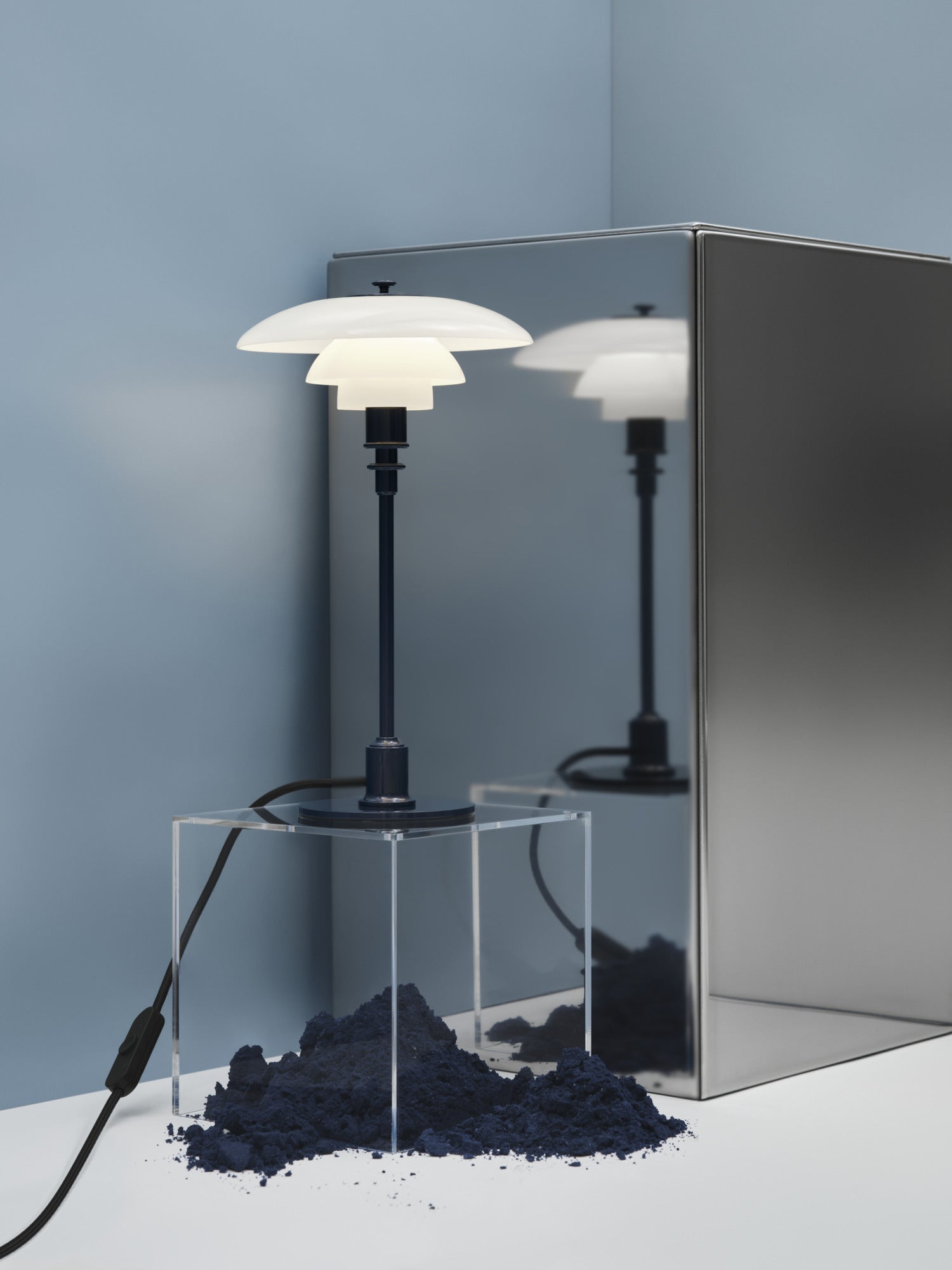 PH 3/2 Deep Blue bordlampe på udstilling