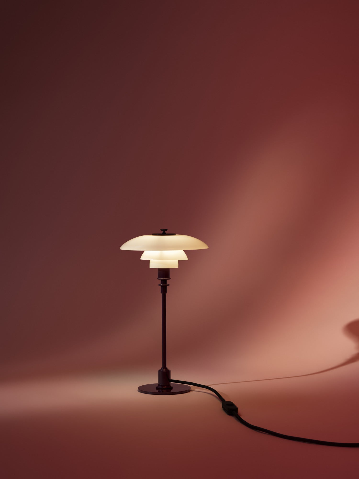 PH 2/1 Glossy Burgundy bordlampe med sort ledning