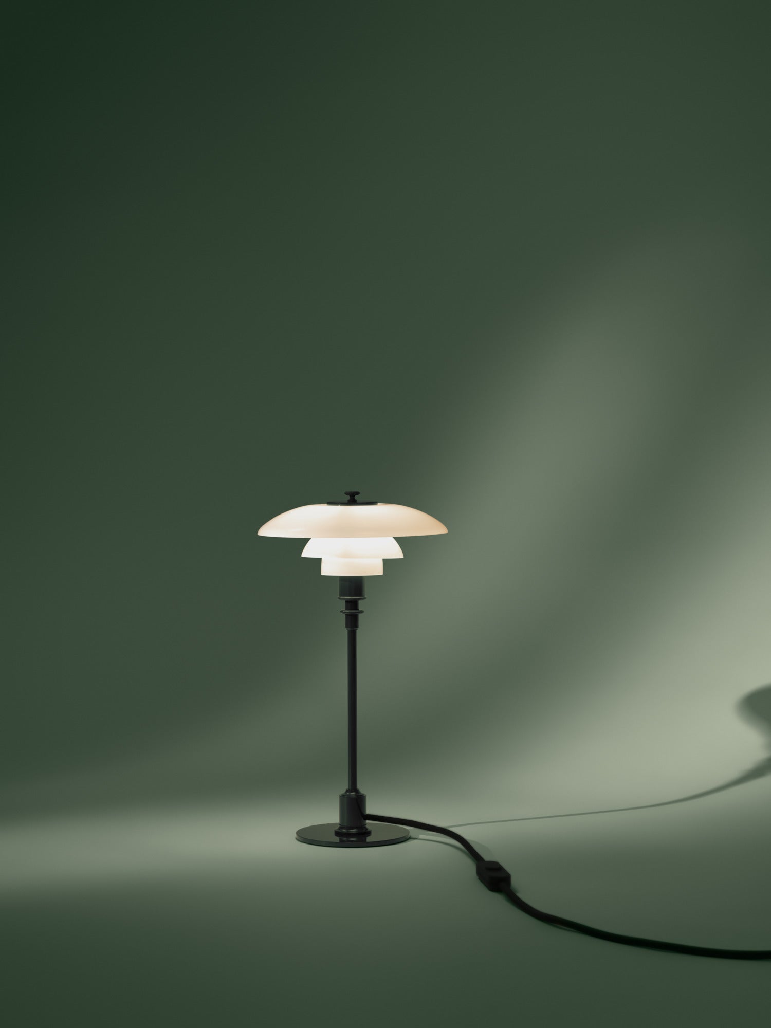 PH 2/1 Glossy Deep Green bordlampe med sort ledning
