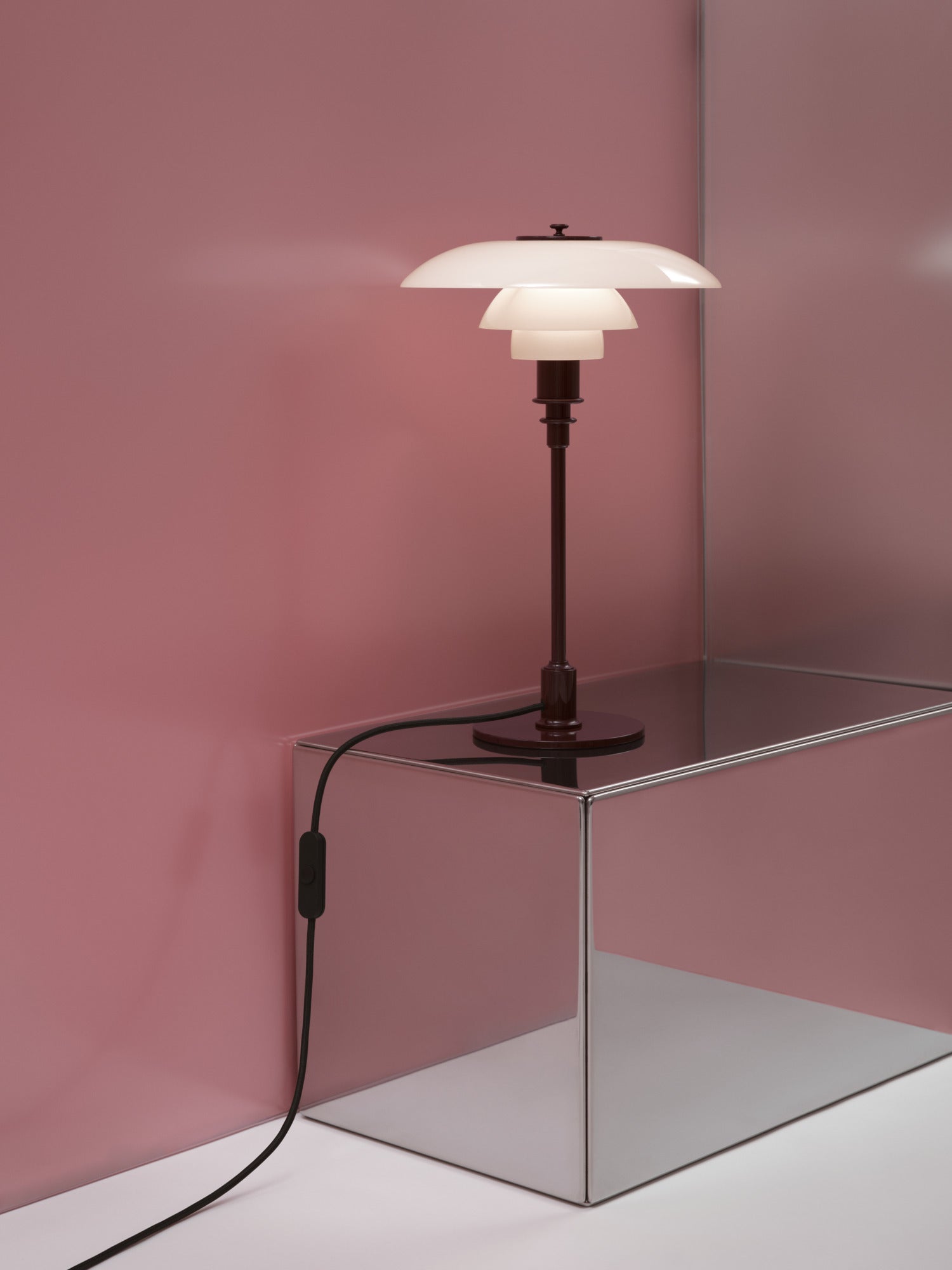 PH 3/2 Glossy Burgundy bordlampe set på udstilling