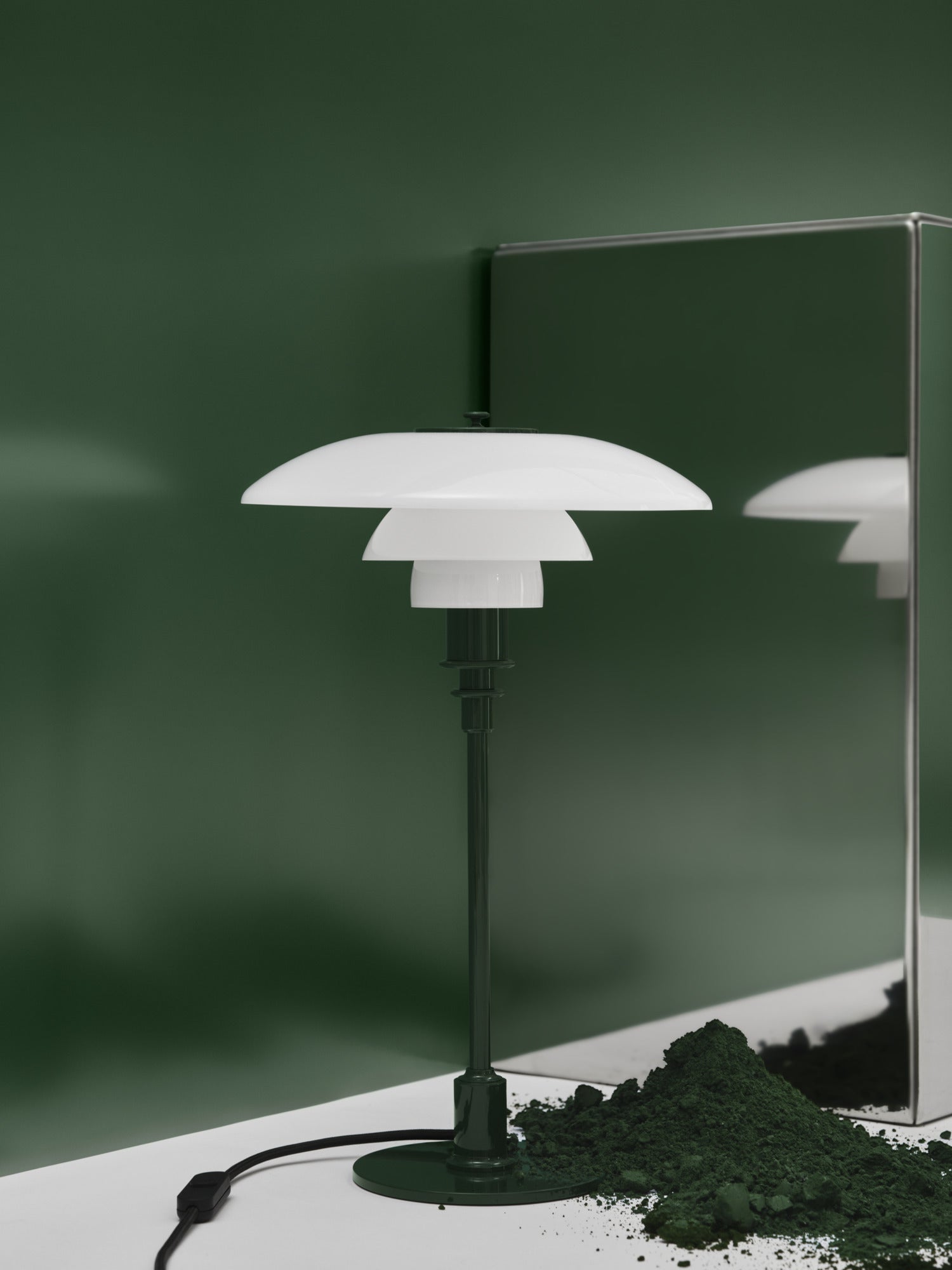 PH 3/2 Glossy Deep Green bordlampe fremvist på udstilling