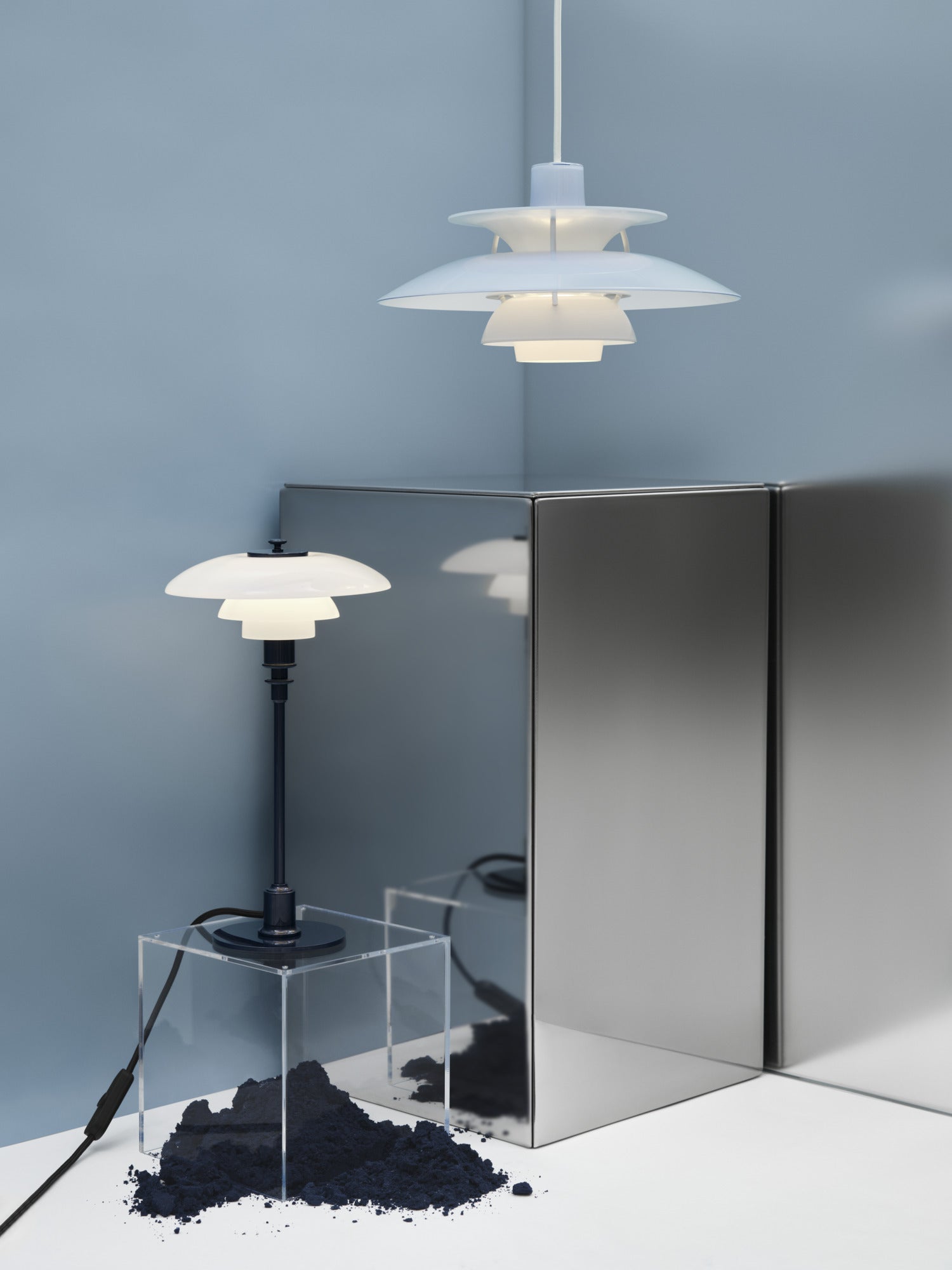 PH 5 Ø320 Opal Pale Blue pendel på blå udstilling