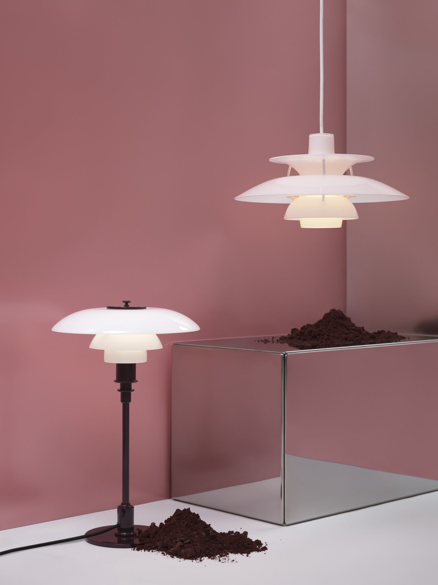 PH 5 Ø320 Opal Pale Rose pendel på den røde udstilling