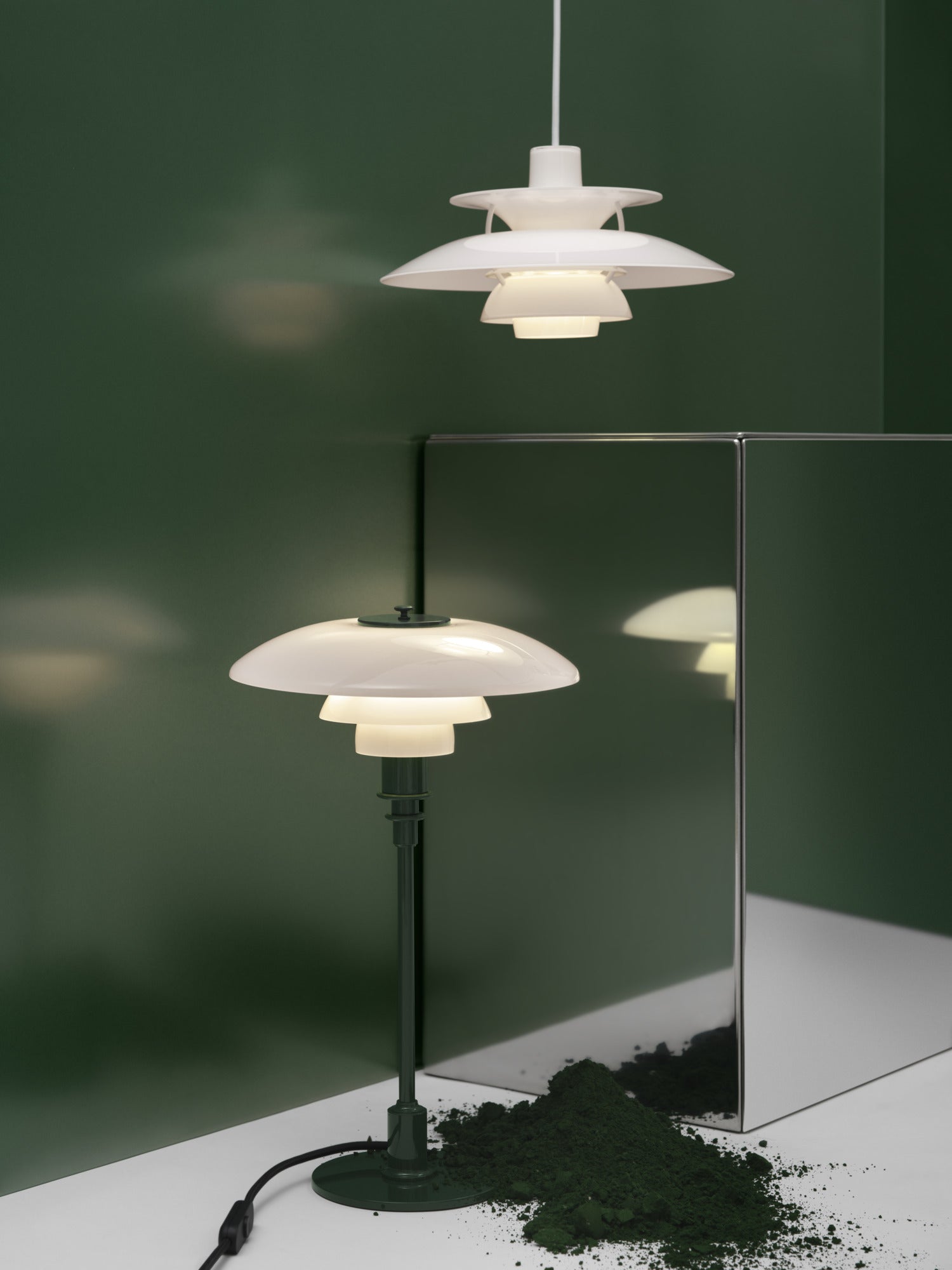 PH 5 Ø320 Opal White pendel på udstilling