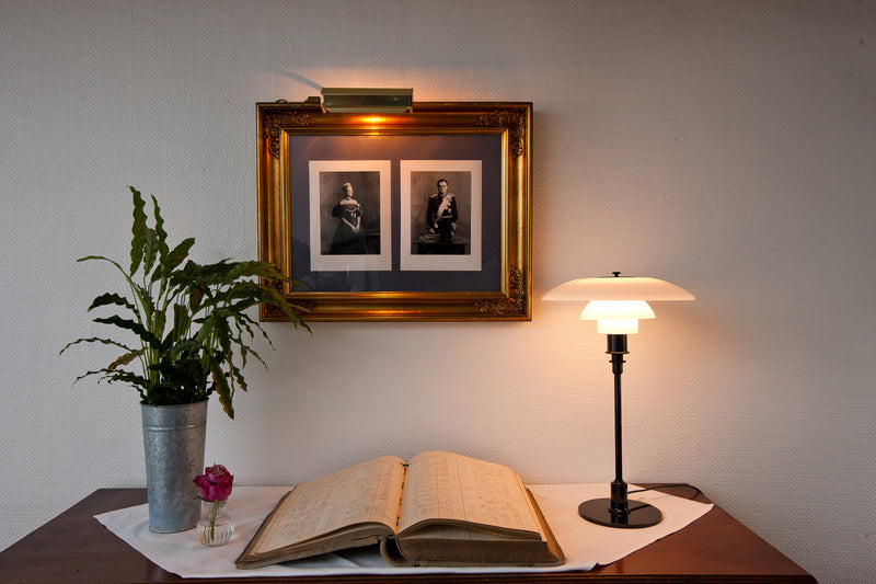 Den klassiske PH lampe i bord udgaven sammen med billede af kongefamilien