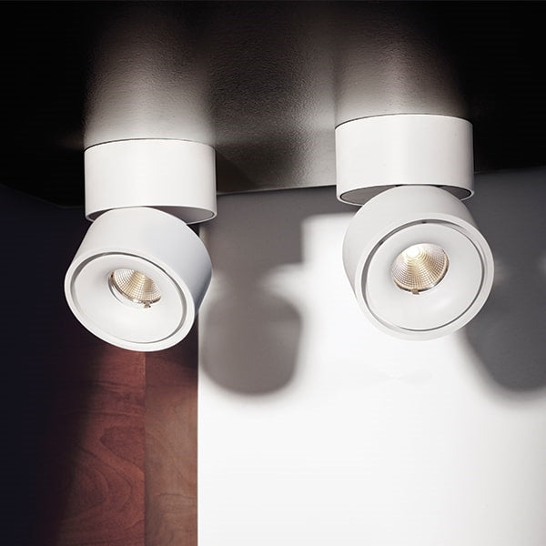 To Antidark W100 spotlamper i hvid et æstetisk udtryk fra dansk producerede Antidark
