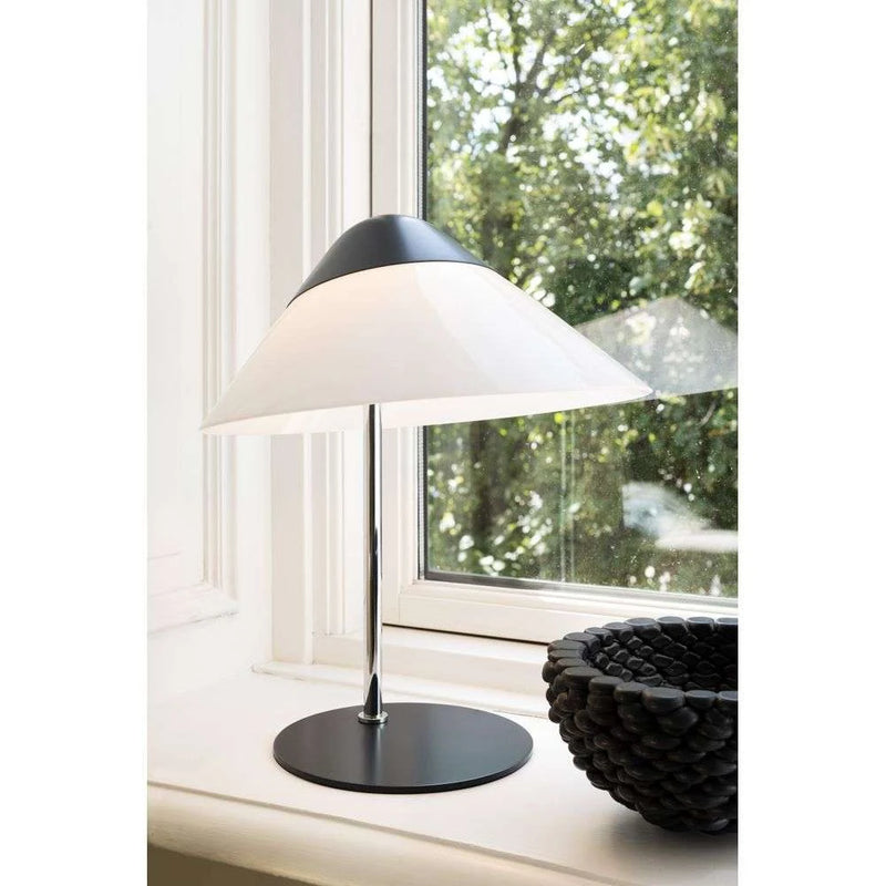 Pandul Opale bordlampe i en vindueskarm