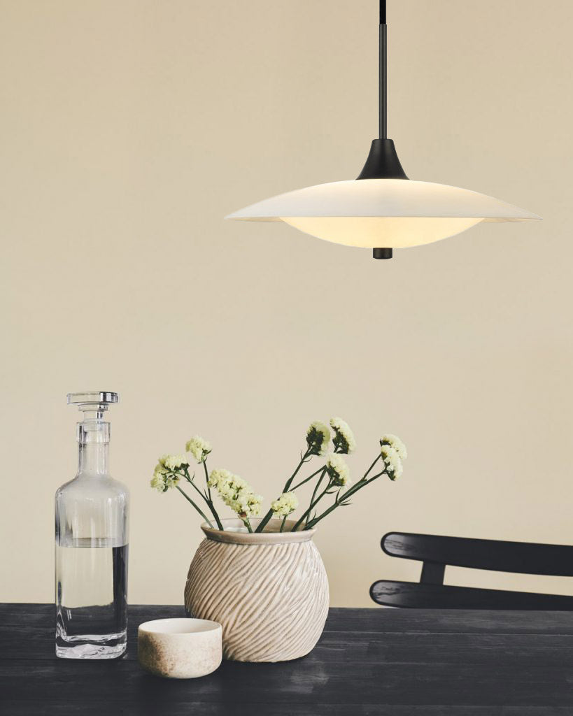 Halo Design Baroni Ø35 Pendel over et bord