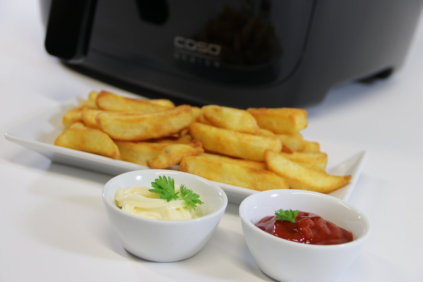 Pommesfrites med ketchup og maye ved en Caso AF400 Airfryer
