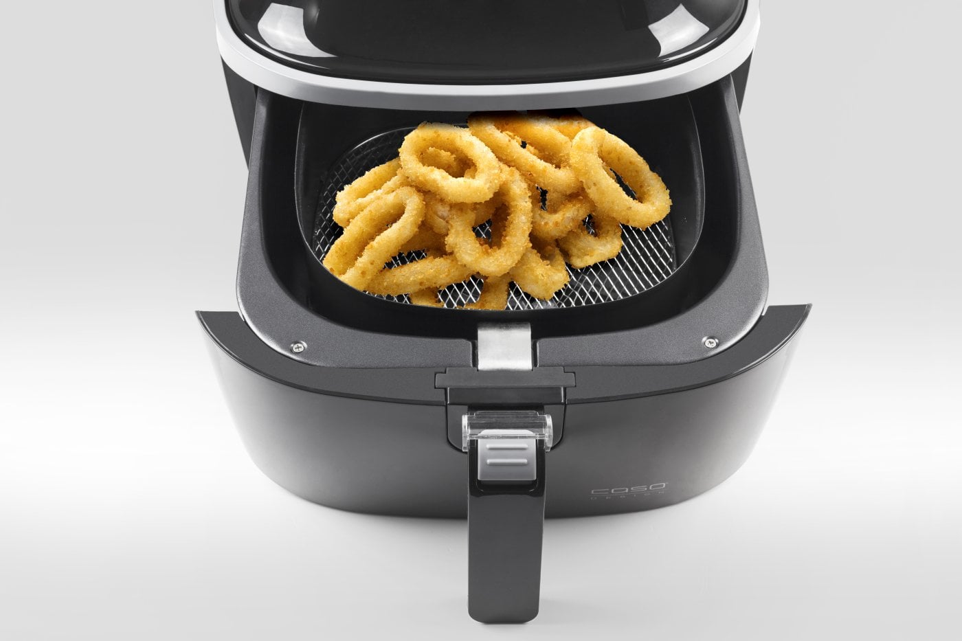 Løgringe tilberedes i en Caso AF400 Airfryer