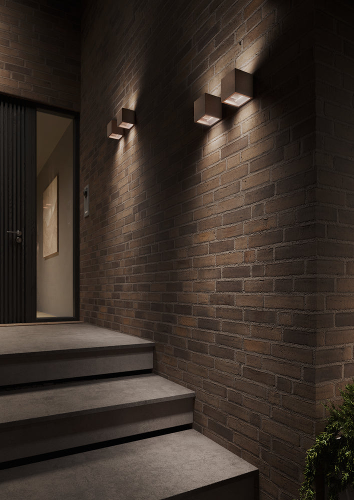 Cube Up/Down XL LED i Rustfarvet placeret udenfor hoveddøren for den flotte belysning